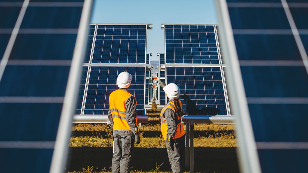 Dirigeante PME consultant écran monitoring production panneaux solaires