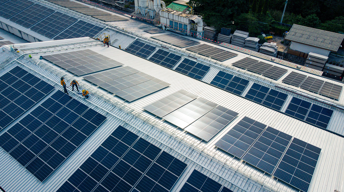 Vue aérienne d'une toiture industrielle équipée de panneaux solaires photovoltaïques en France